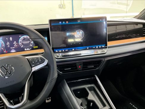 New 2026 Volkswagen Tiguan SEL R-Line AWD/4WD image 9