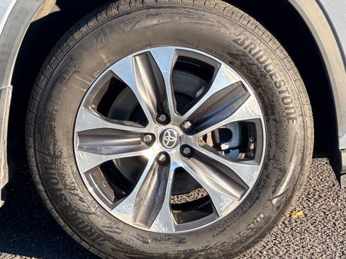 Used 2022 Toyota Highlander XLE image 11