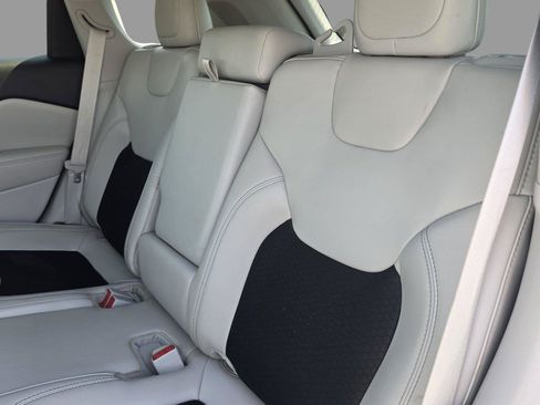 Used 2020 Jeep Cherokee Latitude Plus FWD image 26