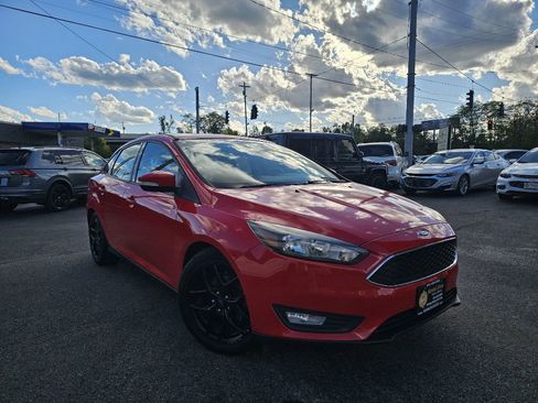 Used 2016 Ford Focus SE w/ Equipment Group 201A image 2