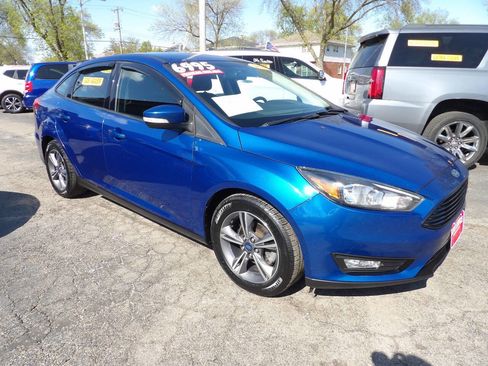 Used 2018 Ford Focus SE w/ SE Appearance Package FWD image 3
