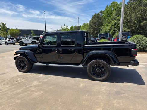 Certified 2022 Jeep Gladiator Overland AWD/4WD image 11