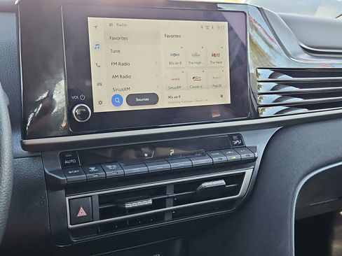 Used 2025 Toyota Camry LE image 28