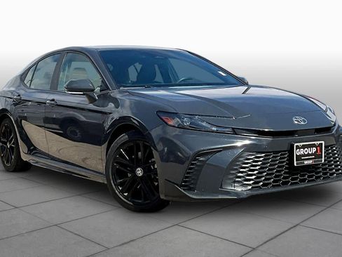 Used 2025 Toyota Camry SE image 3
