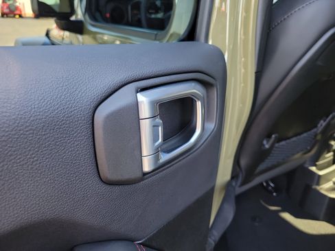 Used 2025 Jeep Wrangler Unlimited Rubicon w/ XTREMEE 35" Tire Package image 12