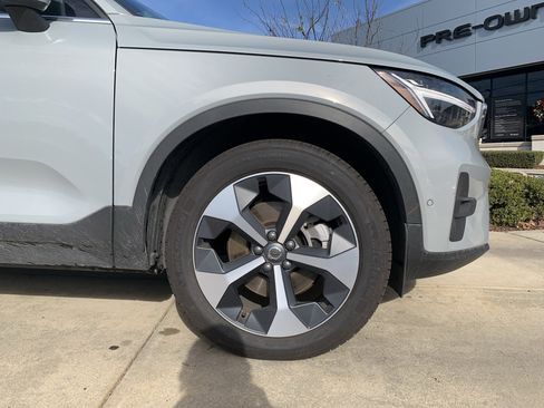 Used 2025 Volvo XC40 B5 Plus image 13