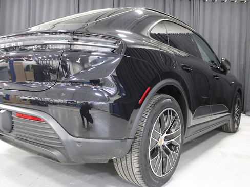 Certified 2025 Porsche Macan Electric image 3
