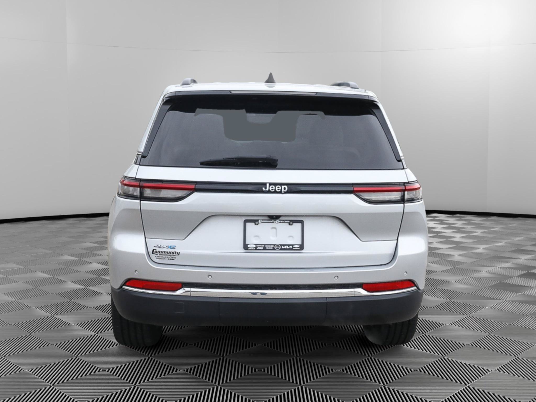 Used 2023 Jeep Grand Cherokee 4WD 4xe image 6