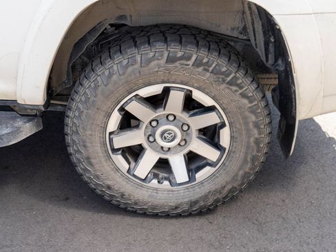 Used 2018 Toyota 4Runner TRD Off-Road Premium AWD/4WD image 28