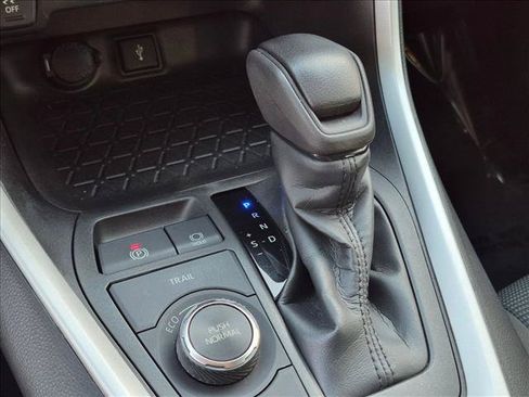 Used 2022 Toyota RAV4 LE AWD/4WD image 11