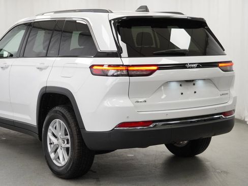 Used 2023 Jeep Grand Cherokee Laredo w/ Luxury Tech Group I AWD/4WD image 13