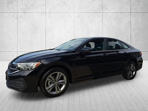 Used 2024 Volkswagen Jetta SE FWD image 1