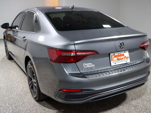 Used 2024 Volkswagen Jetta SE w/ Panoramic Sunroof Package image 9