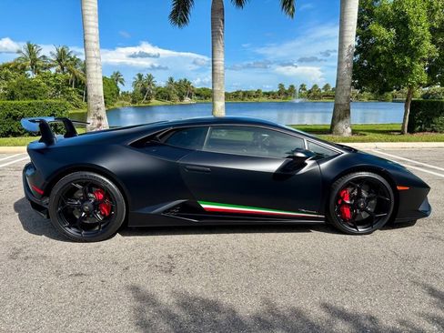 Used 2018 Lamborghini Huracan Performante AWD/4WD image 5