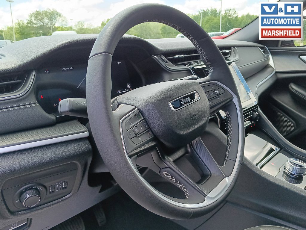Used 2024 Jeep Grand Cherokee Altitude AWD/4WD image 4