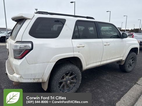 Used 2017 Toyota 4Runner SR5 Premium image 9