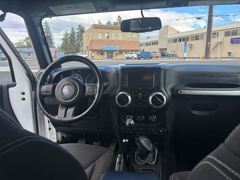 Used 2014 Jeep Wrangler Unlimited Sahara w/ Dual Top Group AWD/4WD image 12