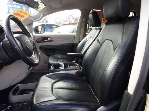 Used 2017 Chrysler Pacifica Touring-L w/ Tire & Wheel Group image 8