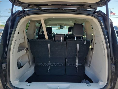 Used 2023 Chrysler Pacifica Touring-L FWD image 7