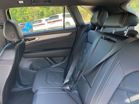 Used 2024 Volkswagen Atlas Cross Sport SE FWD image 13