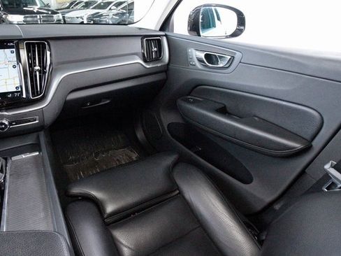Used 2019 Volvo XC60 T5 Momentum w/ Premium Package image 7
