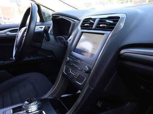 Used 2020 Ford Fusion SE FWD image 9