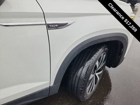 Used 2024 Volkswagen Taos SE image 15