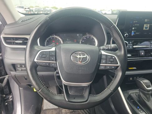 Used 2023 Toyota Highlander XLE image 17
