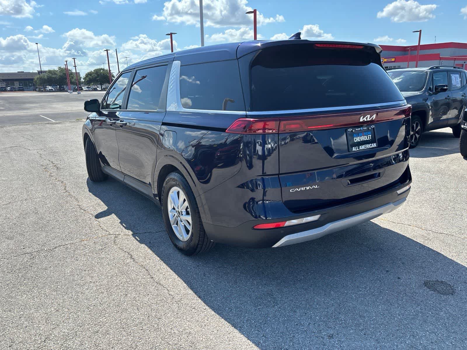 Used 2023 Kia Carnival LX FWD image 4