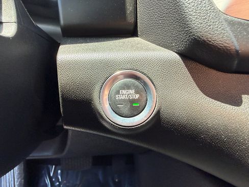 Used 2024 GMC Terrain SLT AWD/4WD image 18