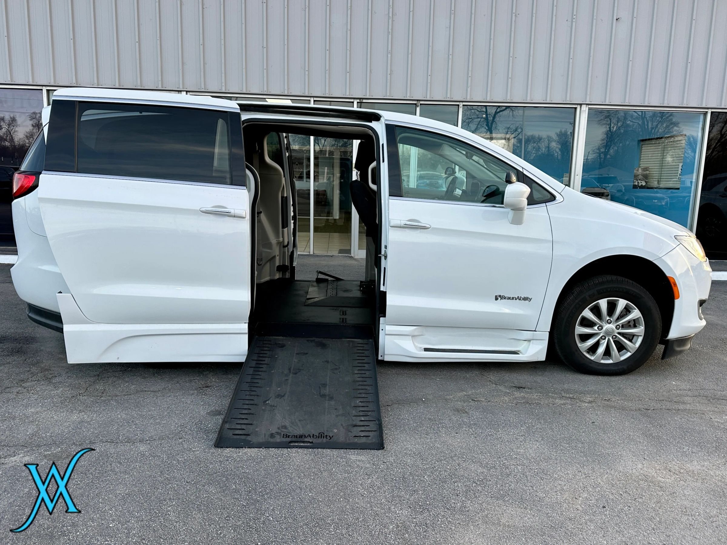 Used 2018 Chrysler Pacifica Touring Plus FWD image 11