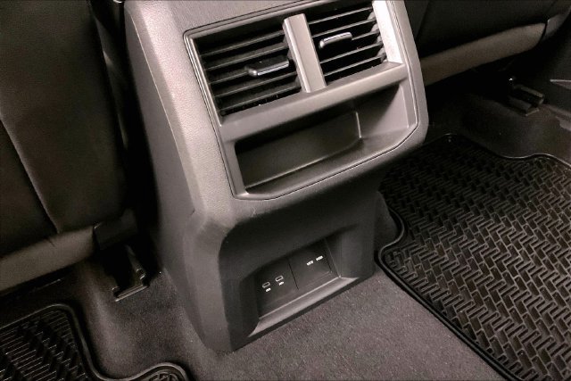 Used 2023 Volkswagen Atlas Cross Sport SE FWD image 9