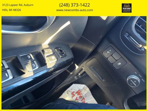 Used 2017 Kia Soul + image 16