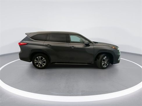 Used 2022 Toyota Highlander XLE image 5