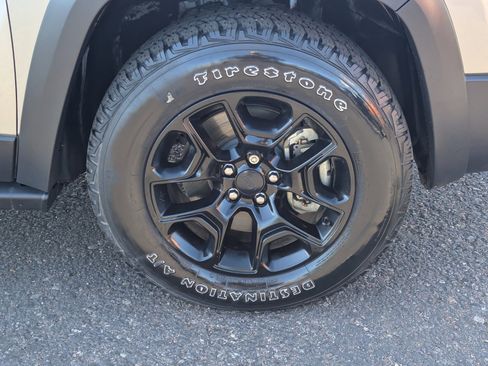 Used 2019 Jeep Cherokee Trailhawk image 9