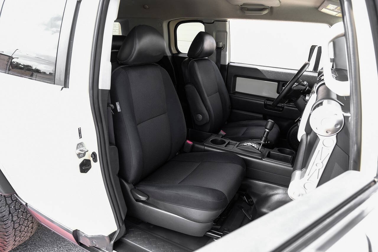 Used 2008 Toyota FJ Cruiser 2WD w/ Upgrade Pkg 2 image 33