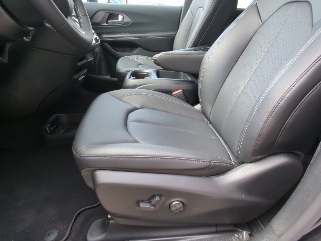 New 2026 Chrysler Pacifica Select FWD image 9