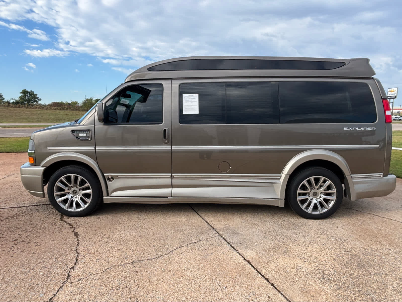 Used 2021 Chevrolet Express 2500 w/ Enhanced Convenience Package RWD image 4