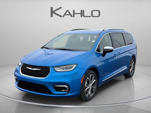 New 2026 Chrysler Pacifica Pinnacle image 1