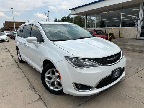 Used 2018 Chrysler Pacifica Touring Plus w/ Tire & Wheel Group FWD image 1