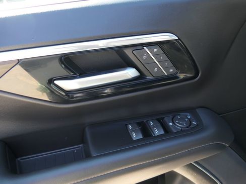 Used 2025 Chevrolet Suburban Z71 AWD/4WD image 12