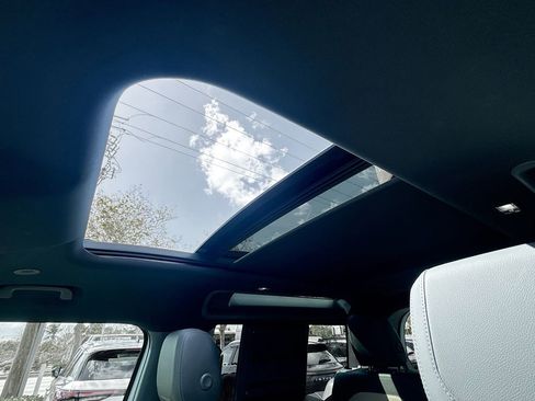 Used 2023 Land Rover Defender 90 X-Dynamic SE image 23