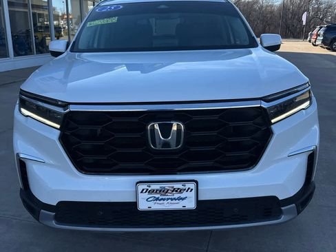 Used 2025 Honda Pilot Touring image 3