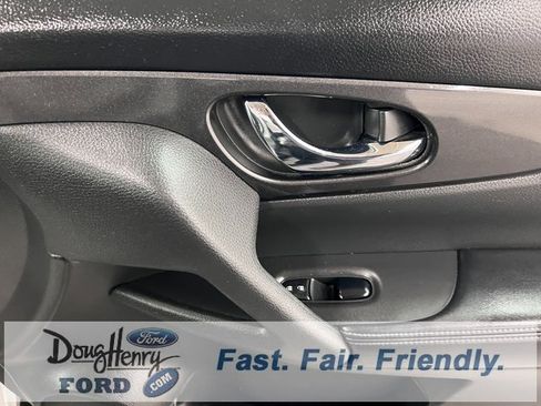 Used 2017 Nissan Rogue SV w/ SV Premium Package image 36