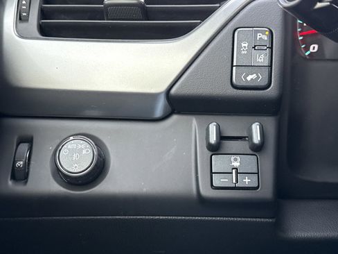 Used 2015 Chevrolet Suburban LT image 23