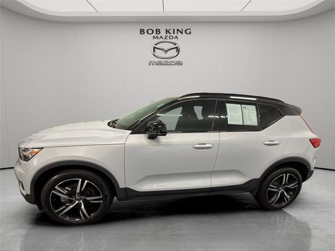 Used 2022 Volvo XC40 T5 R-Design AWD/4WD image 2