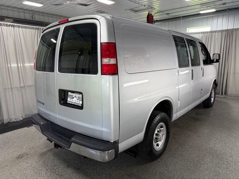 Used 2017 Chevrolet Express 2500 RWD image 4