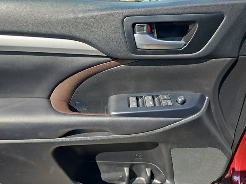 Used 2018 Toyota Highlander XLE AWD/4WD image 11