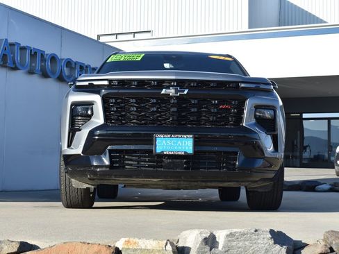 Used 2024 Chevrolet Traverse RS image 3