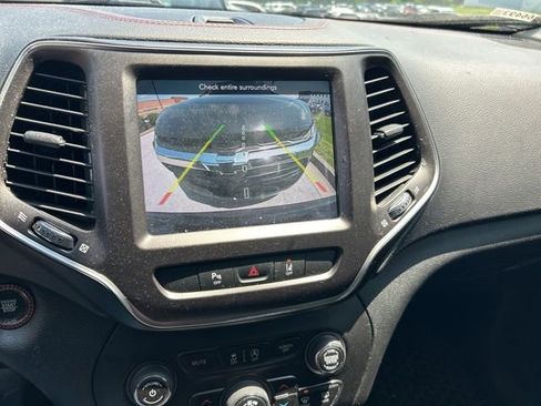 Used 2022 Jeep Cherokee Trailhawk w/ Comfort/Convenience Group AWD/4WD image 10